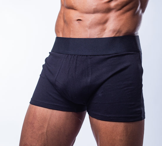 Model mit schwarzer Boxershorts für Männer fair, Bio-Baumwolle
