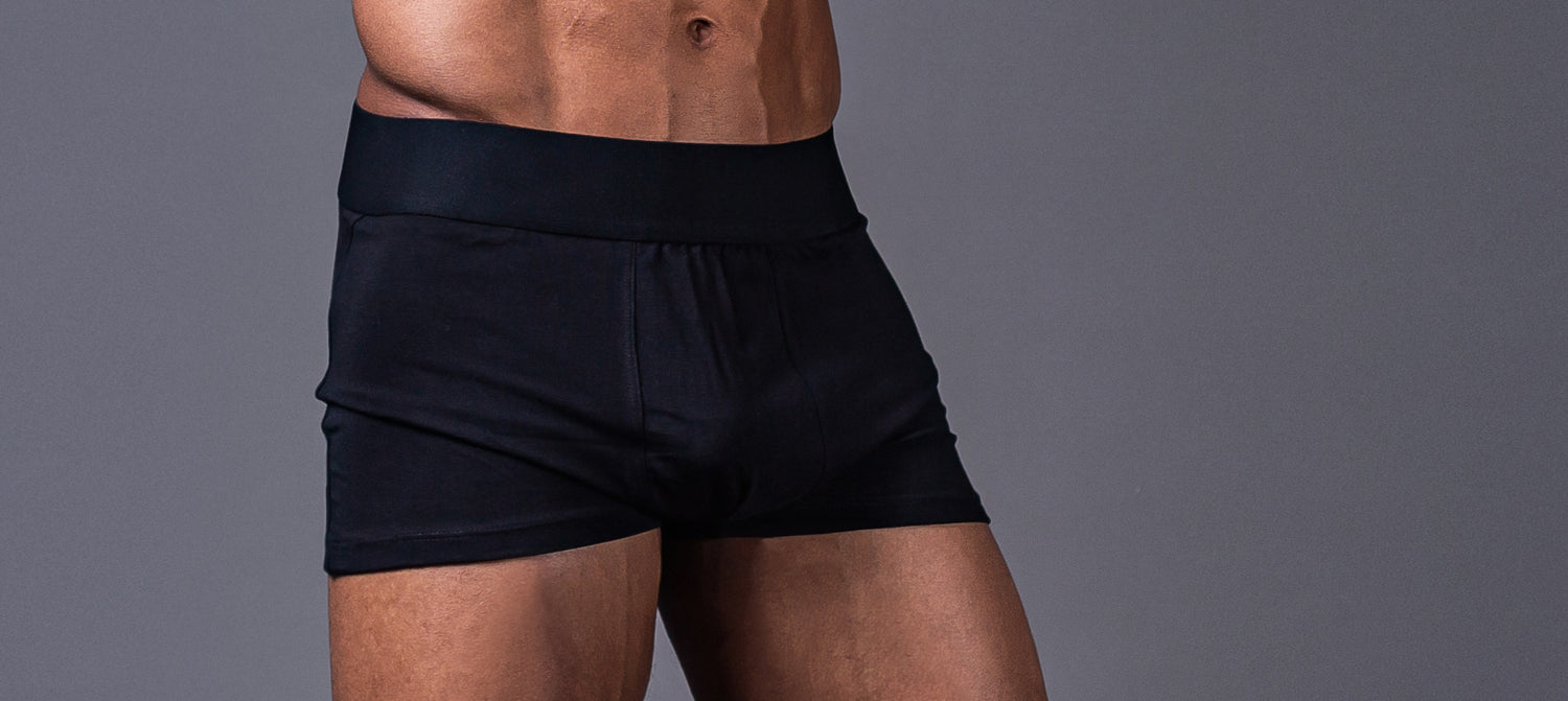 männliches Model, schwarze Boxershorts, Fairtrade GOTS Grüner Knopf zertifiziert